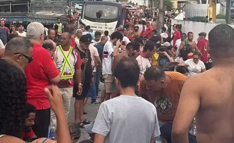 Micro-ônibus atropela fiéis durante procissão em Recife onde 4 morreram e 20 ficaram feridos
