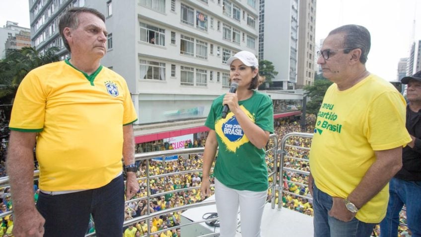 Bolsonaro reúne milhares de apoiadores em manifestação na praia de Copacabana