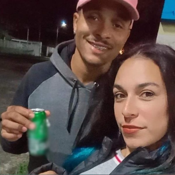 Casal é assassinado a tiros na frente dos filhos