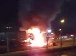 Vídeo: Incêndio destrói caminhão em Ponta Grossa