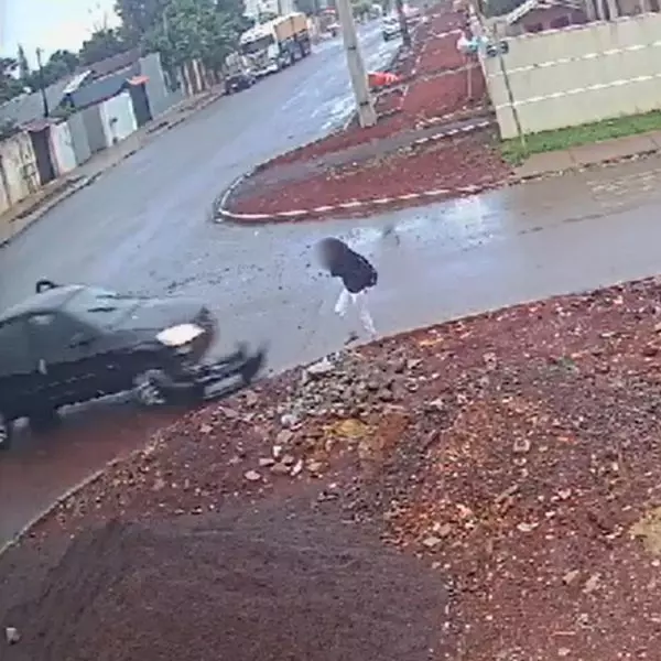 Vídeo: Criança é atropelada por carro desgovernado