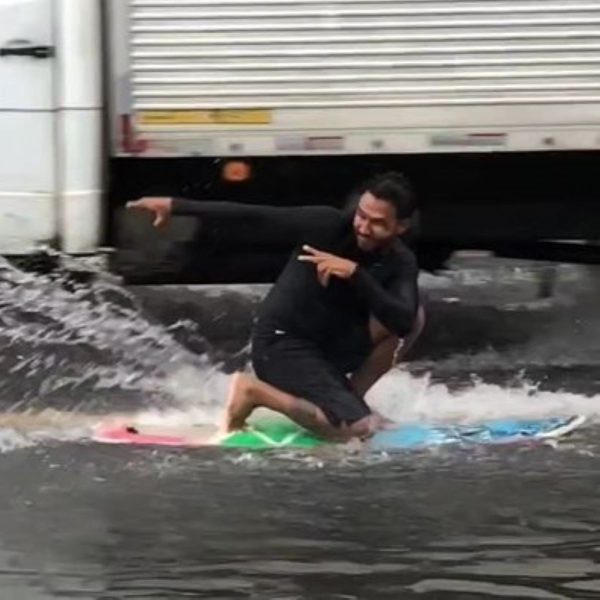 Vídeo: homem viraliza na Web após surfar em ruas alagadas