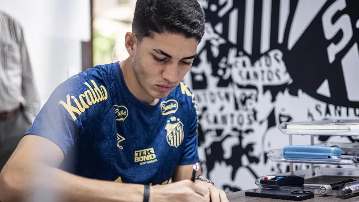 Santos anuncia a renovação contratual com o zagueiro Jair