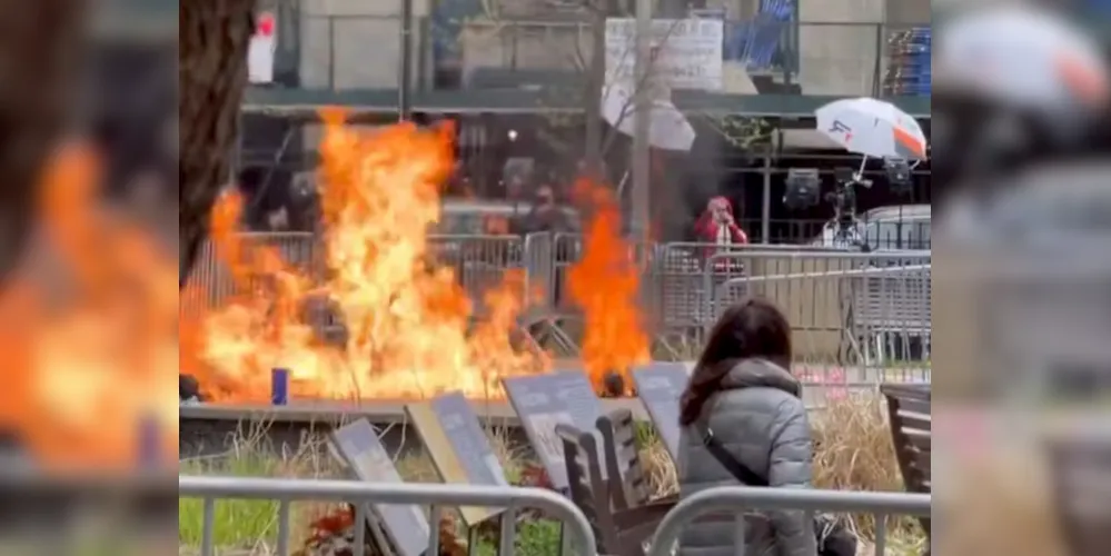 Homem ateia fogo no corpo em frente ao tribunal do julgamento de Donald Trump