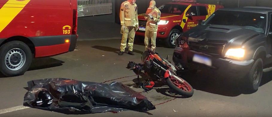 Jovem morre em grave acidente entre moto e caminhonete