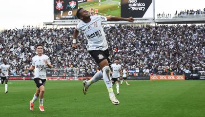 Corinthians atropela Fluminense e vence primeira no Brasileirão