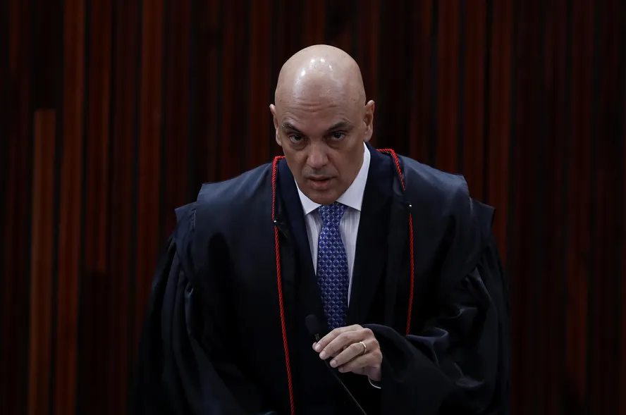 Mensagens mostram que Moraes teria usado TSE para investigar bolsonaristas ; Ministro escolhia alvos e pedia ajustes em relatórios 