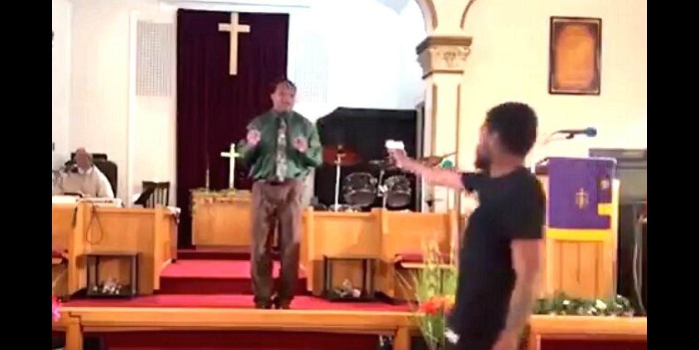 VÍDEO: MILAGRE? Homem atira contra sacerdote dentro de igreja e o inesperado acontece