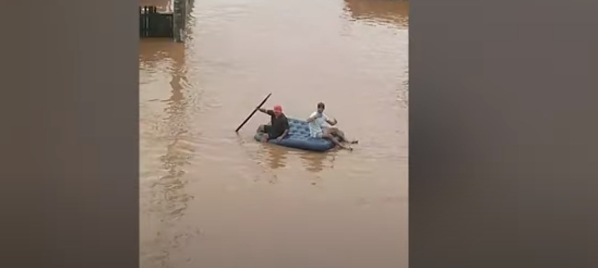 Amigos se tornam heróis ao resgatar 20 pessoas em colchão inflável durante alagamentos em Porto Alegre