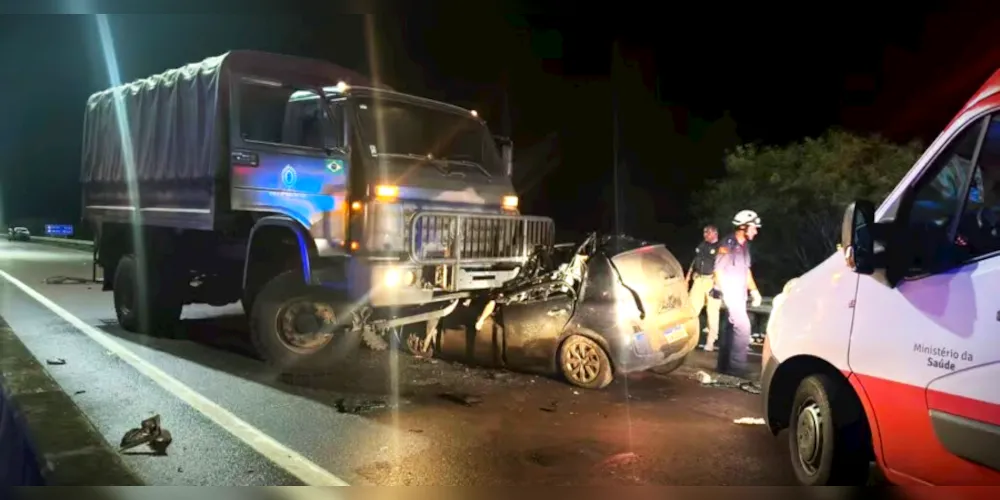 Grave acidente entre caminhão do Exército e carro deixa três mortos