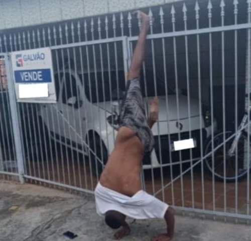 Ladrão fica preso em gradil de portão ao tentar roubar residência