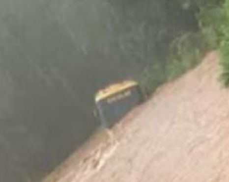 Vídeo: ônibus com 12 alunos é engolido pela água em SC