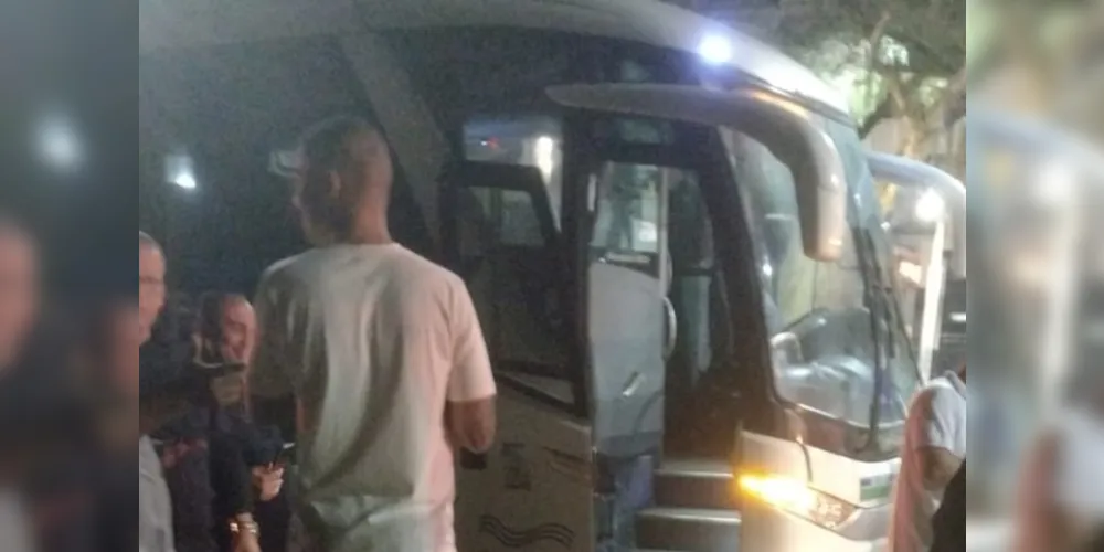 Homem tenta assaltar ônibus de policiais e morre baleado