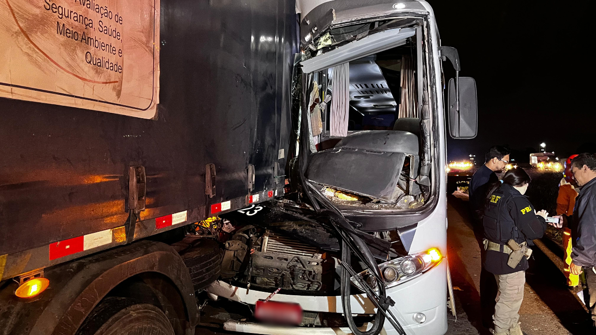 Ônibus com 12 trabalhadores bate na traseira de caminhão no Contorno Leste  