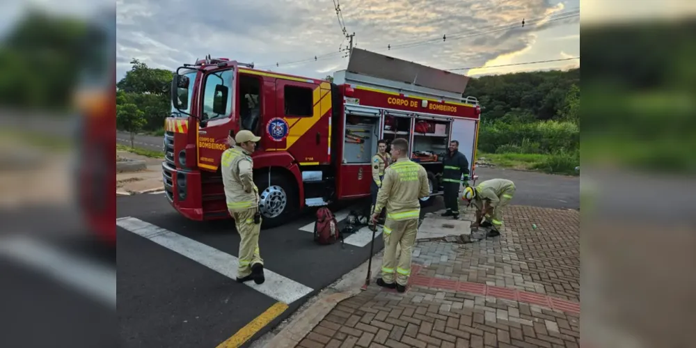 Homem se perde em esgoto após tentar pegar iPhone que caiu num bueiro