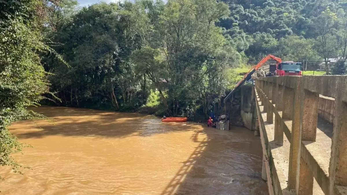  Vídeo: Quatro pessoas da mesma família são encontradas mortas após carro despencar dentro de rio