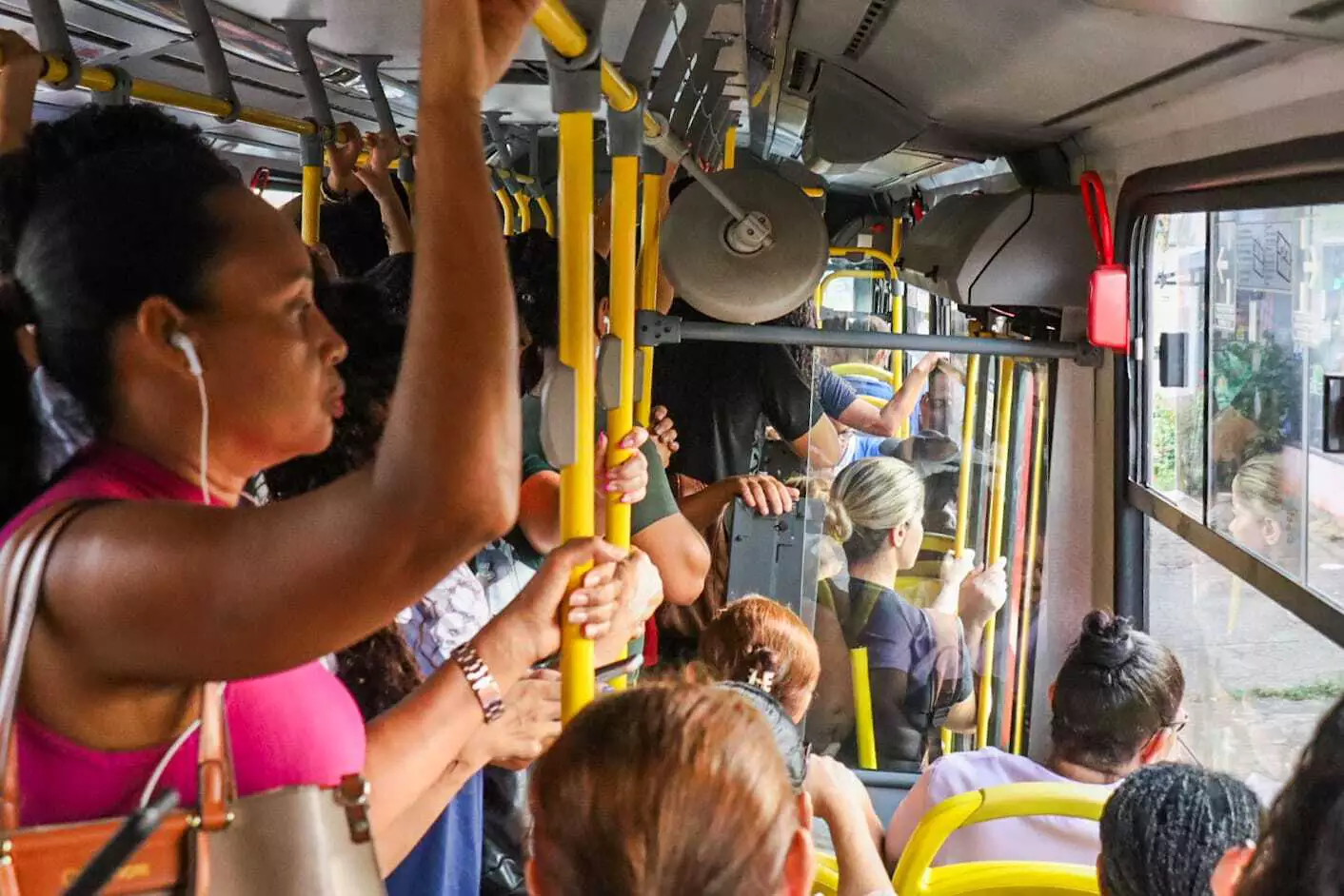 Projeto de lei pede assentos preferenciais para mulheres em ônibus