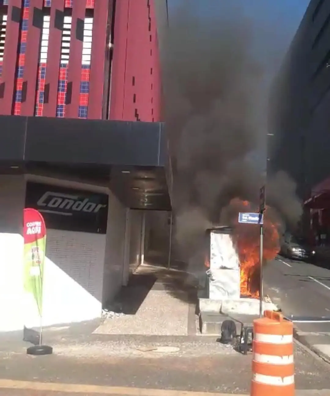 Vídeo: Incêndio destrói banca no Centro de Ponta Grossa