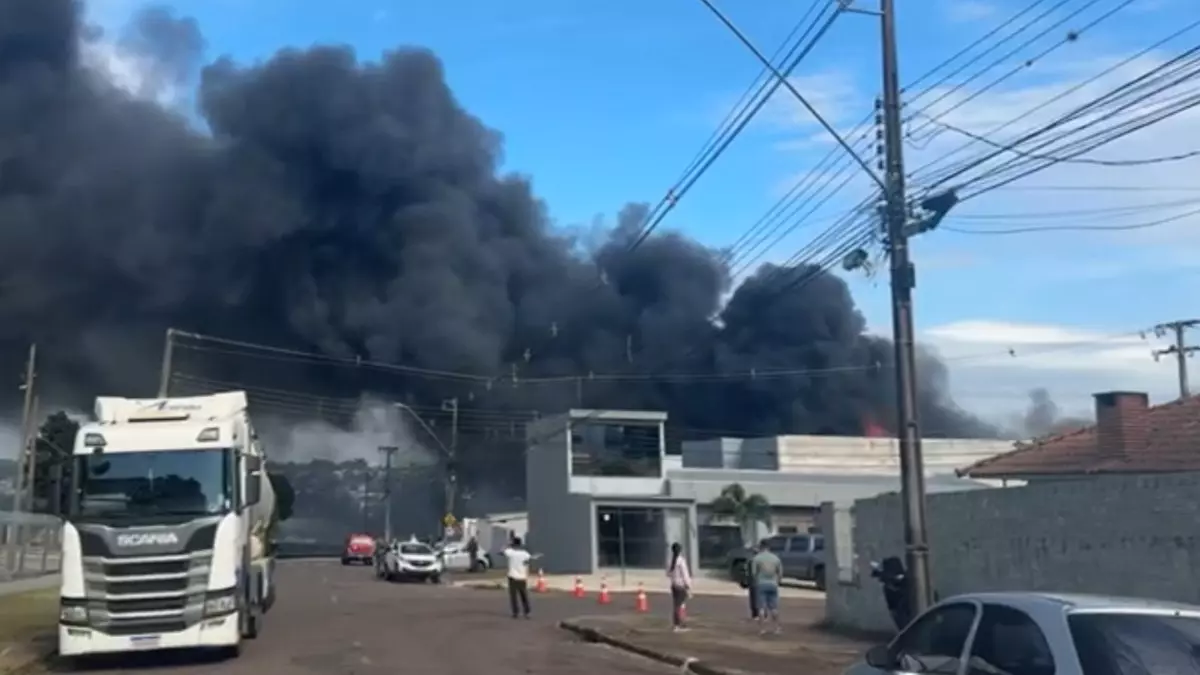 URGENTE: Incêndio de grandes proporções atinge fábrica na BR-277