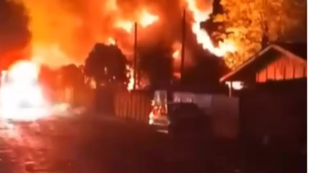 Vídeo: Jovem morre carbonizado após incêndio destruir duas casas