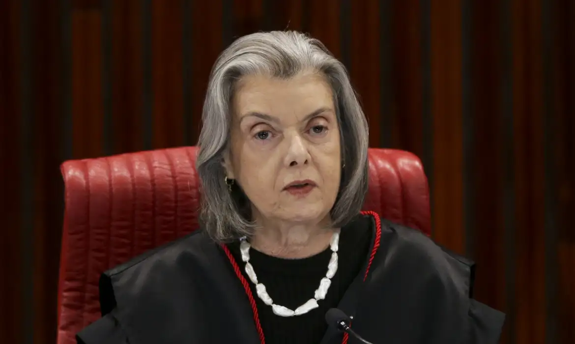 Ministra Carmen Lúcia é eleita presidente do TSE