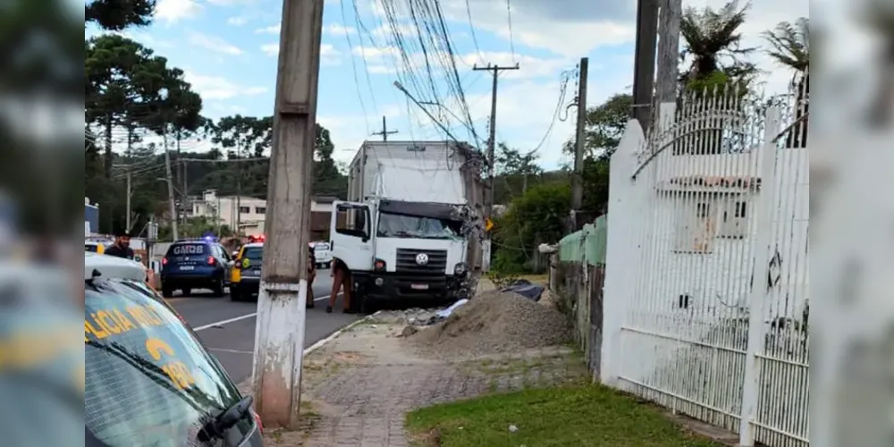 Mulher morre atropelada após caminhão desgovernado invadir calçada