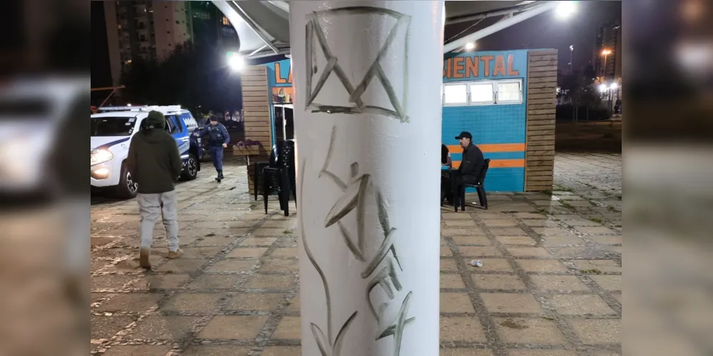 Pichador é flagrado vandalizando lanchonete popular