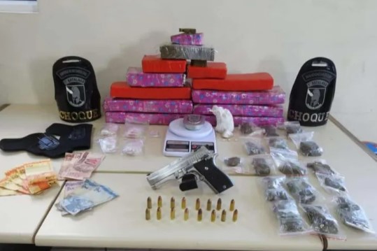 Drogas, arma e munições são apreendidas pela polícia em Ponta Grossa