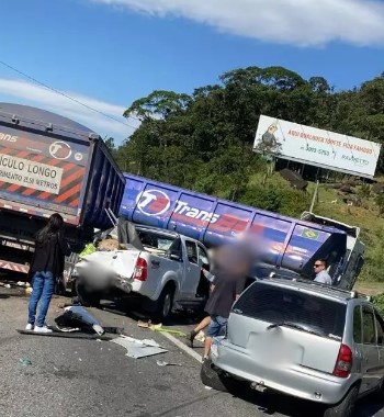 Vídeo: Grave acidente envolvendo 4 veículos bloqueia BR-376