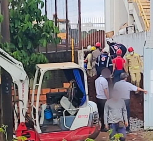 Trabalhador morre e outro fica soterrado após deslizamento de terra