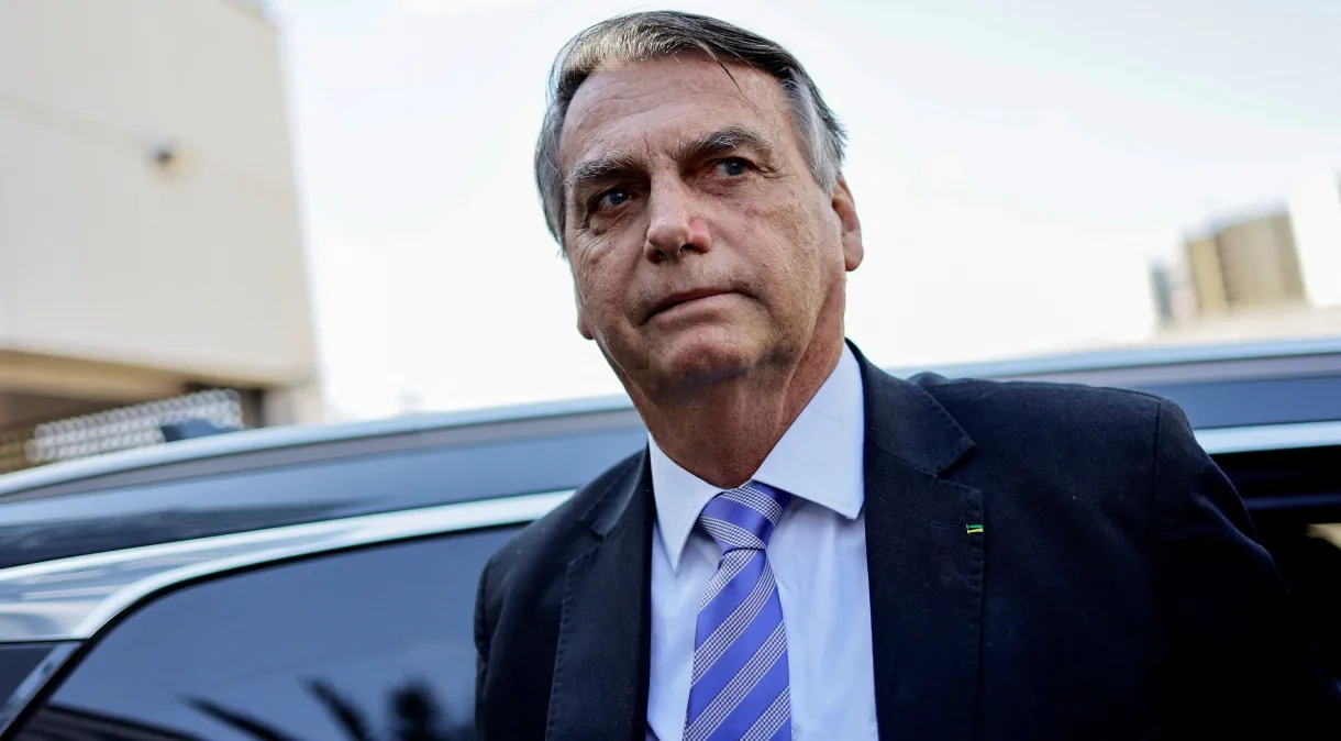 Bolsonaro tem alta de hospital após tratamento de saúde