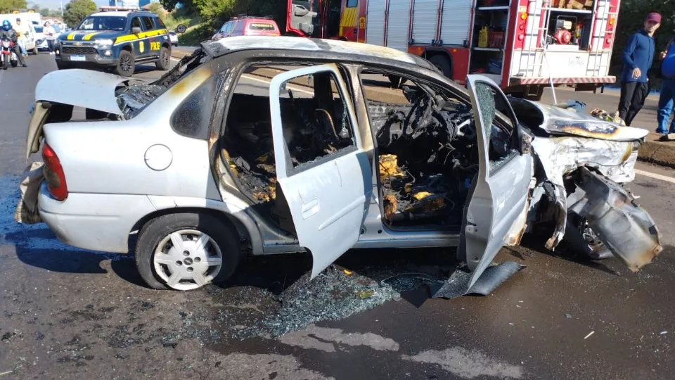 Carro pega fogo após trágico acidente que deixou duas pessoas feridas