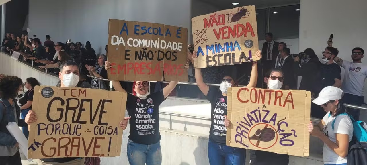 VÍDEO: Professores e manifestantes invadem Alep em protesto contra terceirização da gestão escolar