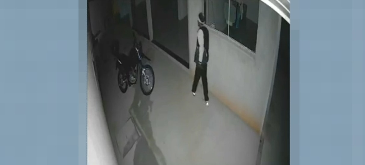 Ladrão é morto ao tentar roubar motocicleta da casa de um policial