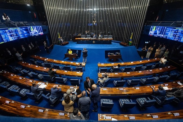 Senado volta atrás e aprova taxação das “blusinhas”