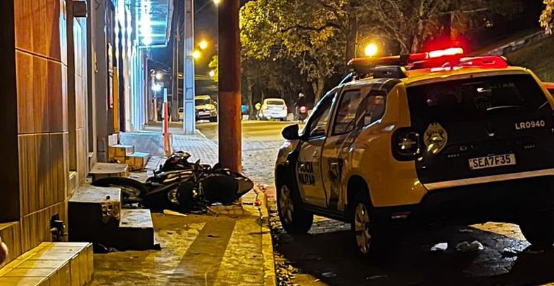 VÍDEO: Motociclista morre após ser atingido por outra moto e bater fortemente em poste