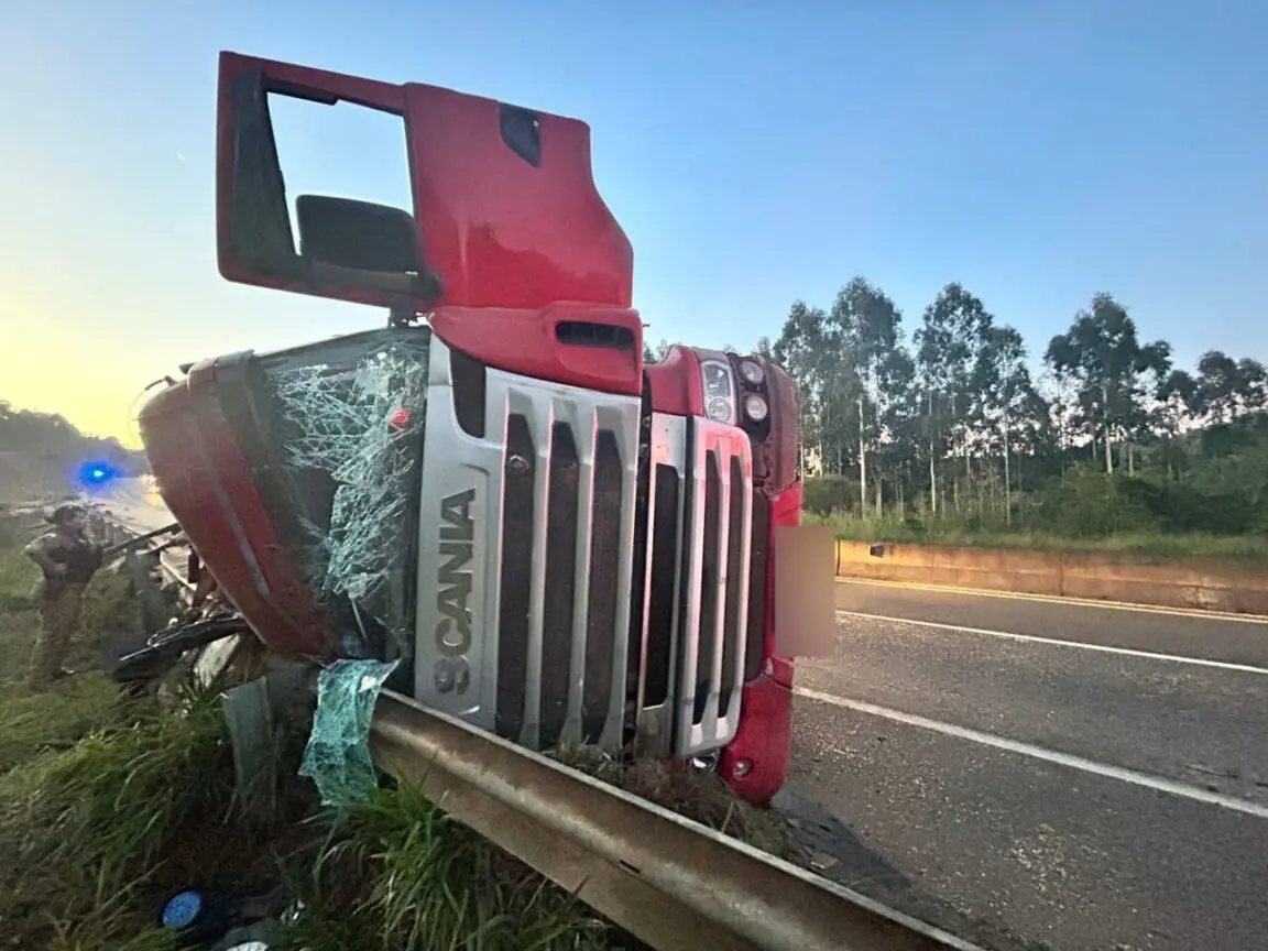 Caminhoneiro morre após tombamento na BR-376