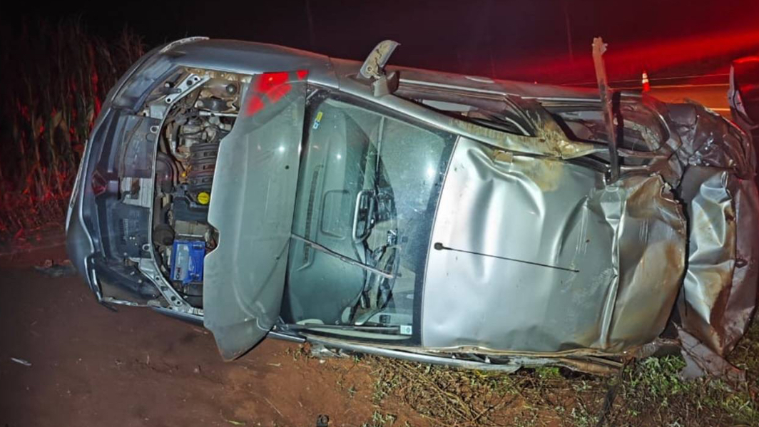 Passageiro em carro de PG morre após veículo capotar no Paraná