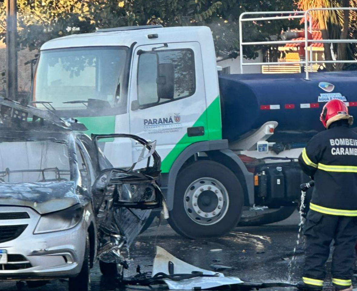 (VÍDEO) Moradores escutam barulho de explosão e encontram carro tomado por fogo