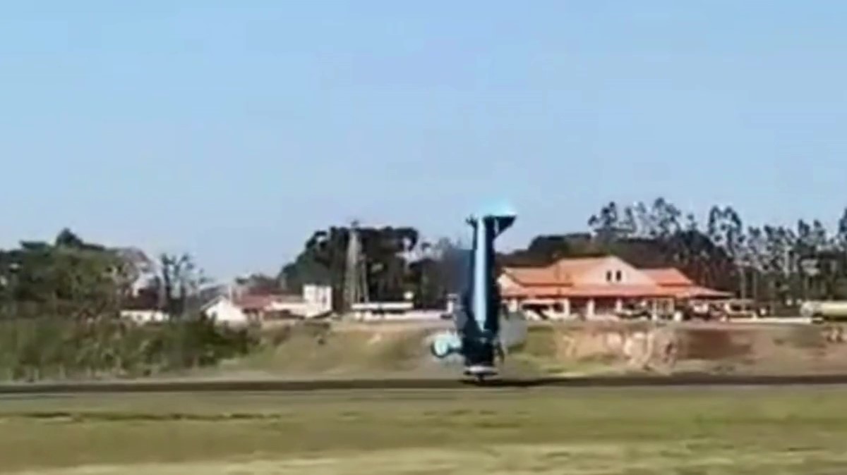 VÍDEO: Avião histórico tomba após pousar no aeroporto de PG
