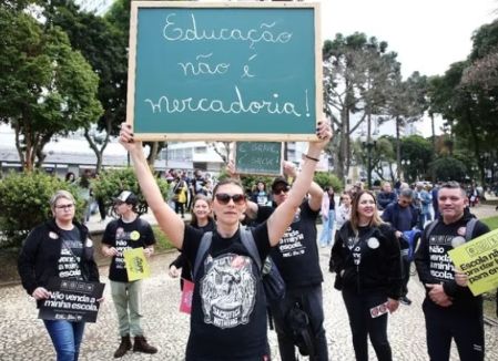 Professores fazem manifestação contra a privatização das escolas do Paraná