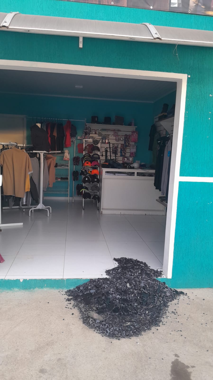 Criminoso quebra vidro e furta roupas de comércio, em Castro