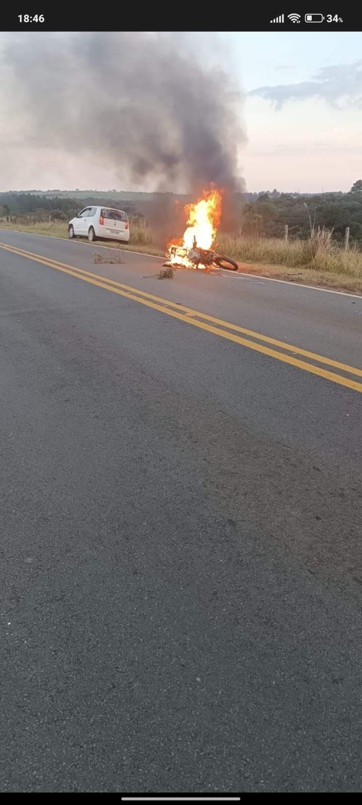 Jovem morre após colisão e moto entrar em chamas na região