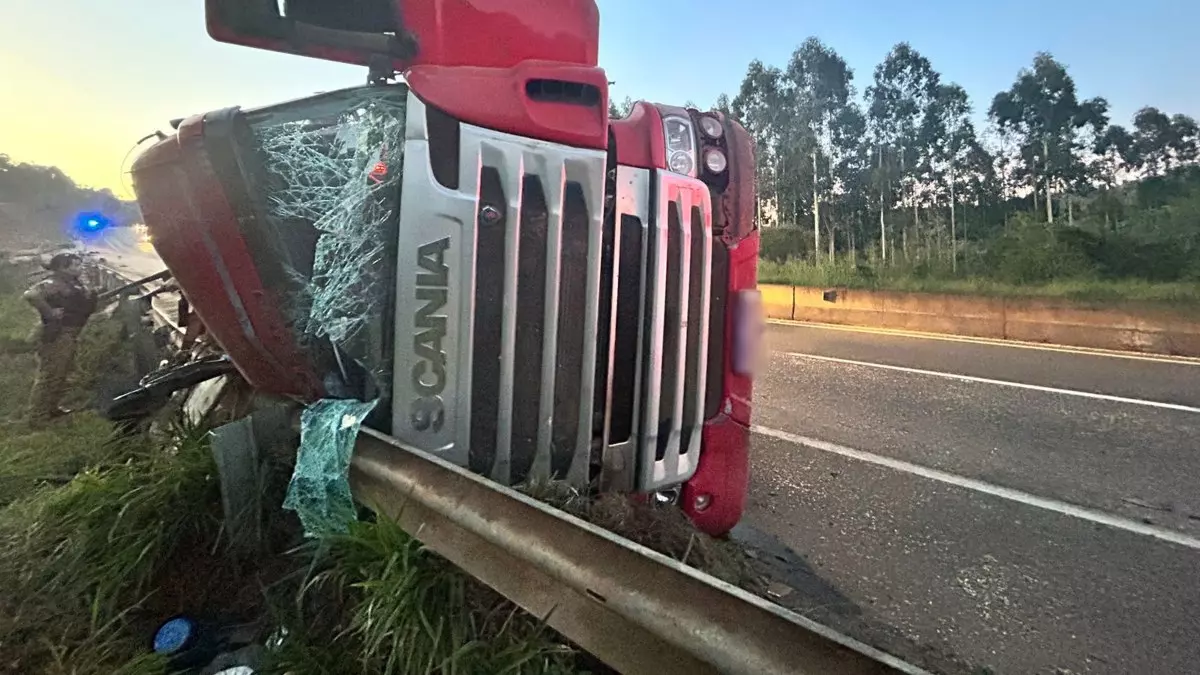  Motorista morre após tombar caminhão na BR-376
