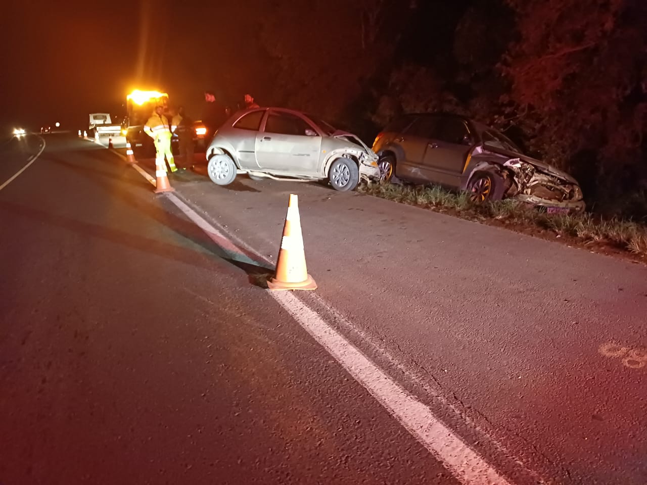 Colisão frontal entre carros deixa dois feridos na BR-373