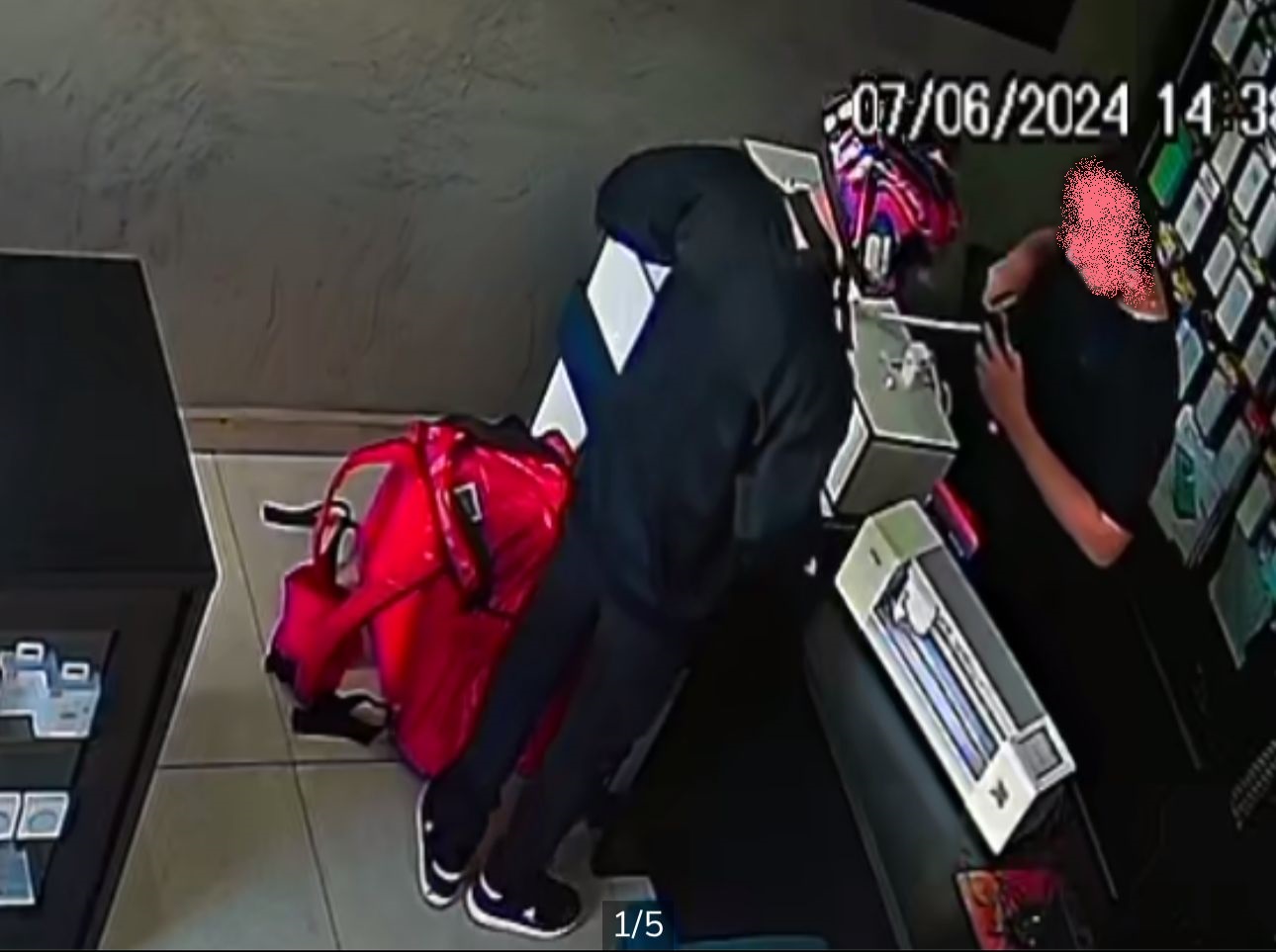 (Vídeo) Bandido invade loja de celulares e leva produtos caros no PR