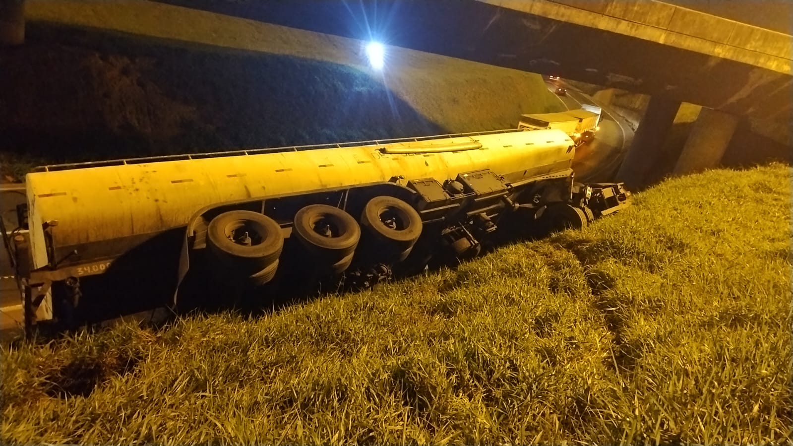 Caminhão permanece tombado em viaduto de PG