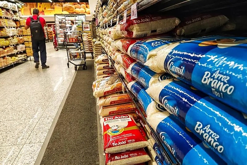 Preço dos alimentos dispara e inflação acelera, diz IBGE