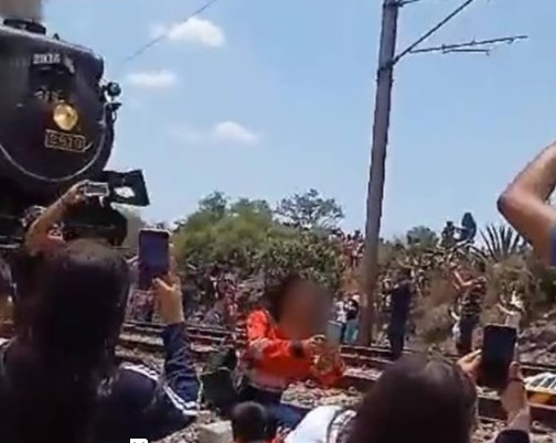 Vídeo: Mulher morre atingida por trem ao tentar tirar selfie