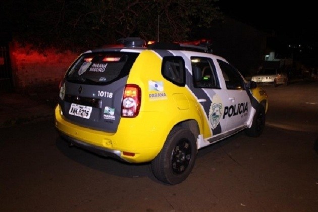 Carro colide, derruba poste e motorista foge em Ponta Grossa